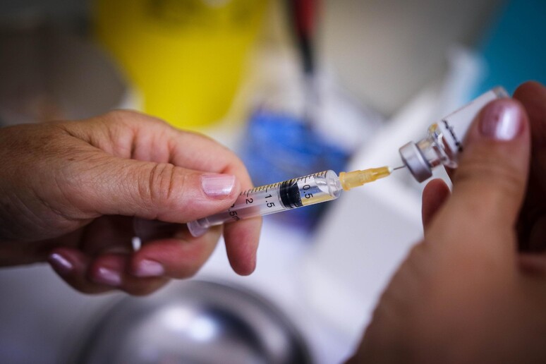 Sindacati chiedono chiarezza sui vaccini - RIPRODUZIONE RISERVATA