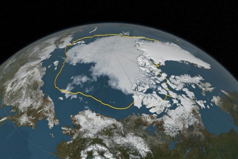 Un’immagine satellitare dell’Artico del settembre 2016. La linea gialla indica la variazioni dell’estensione media dei ghiacci artici dal 1981 al 2010. (fonte: NASA). - RIPRODUZIONE RISERVATA