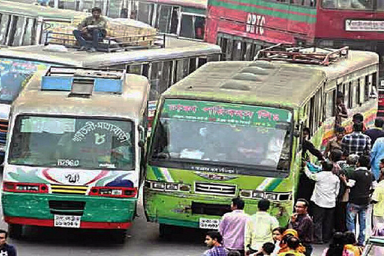 La mancanza di controlli del traffico è alla base in Bangladesh di situazioni di costante pericolo - RIPRODUZIONE RISERVATA