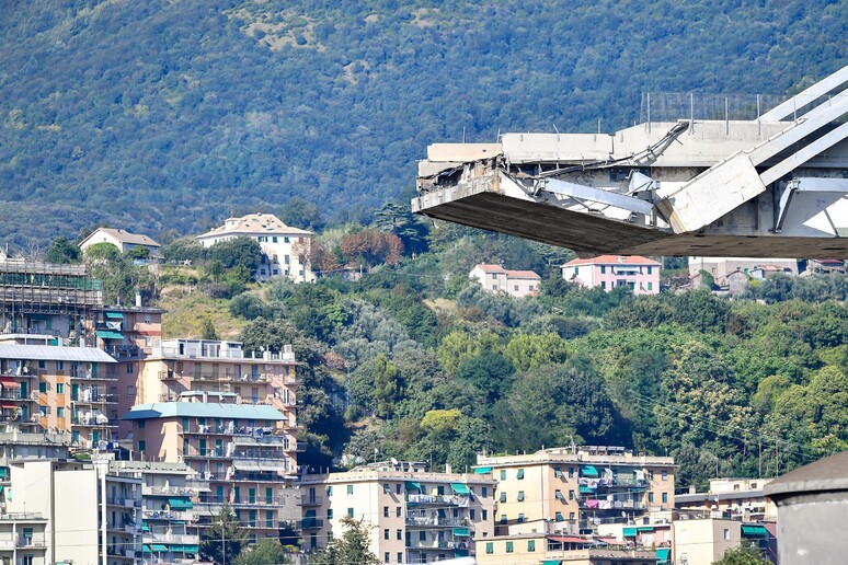Ponte Morandi crollato e la vista su Genova - RIPRODUZIONE RISERVATA