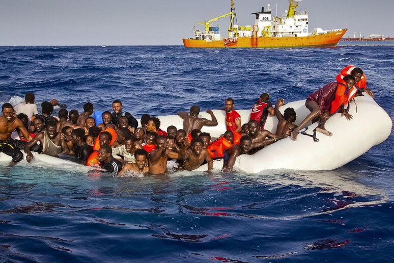 Migranti su un gommone a largo di Lampedusa (archivio) © ANSA/AP