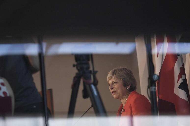 Theresa May durante il vertice di Salisburgo © ANSA/EPA
