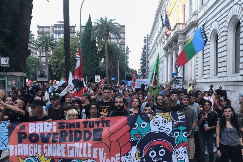 Manifestazione a Bari contro la Lega - RIPRODUZIONE RISERVATA
