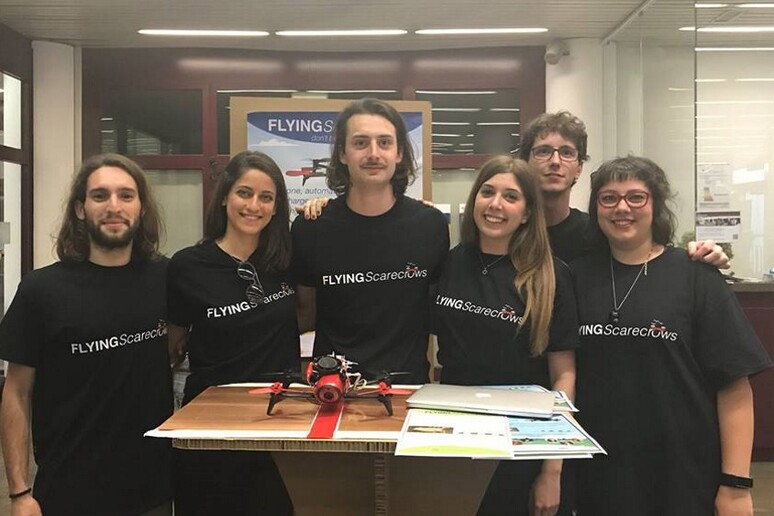 La squadra dell 'Università di Trento che ra progettato e costruito il drone spaventapasseri (fonte: Università di Trento) - RIPRODUZIONE RISERVATA