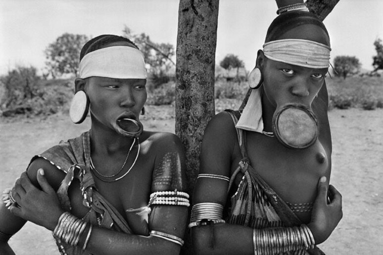 Mostra Genesi: foto guerrieri africani larghe bocche - Fotografie di Sebastiao Salgado - RIPRODUZIONE RISERVATA
