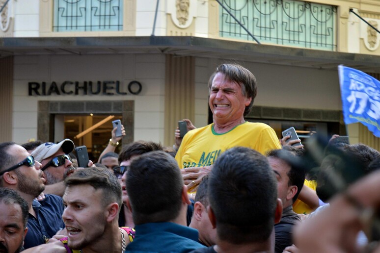 L 'accoltellamento di Jair Bolsonaro - RIPRODUZIONE RISERVATA