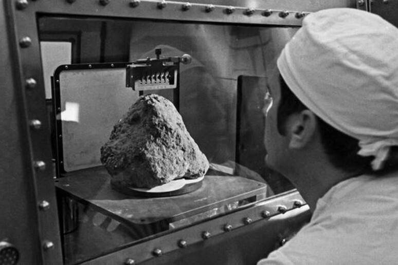 La roccia lunare portata a Terra dalla missione Apollo 14, nella quale è incastonata la più antica roccia della Terra finora nota (fonte: NASA) - RIPRODUZIONE RISERVATA