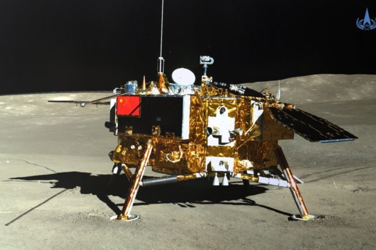 Il lander Chang 'e-4 fotografato dal rover Yutu (fonte: CLEP/CNSA) - RIPRODUZIONE RISERVATA