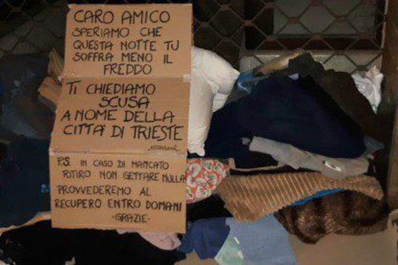 Il messaggio scritto da alcuni triestini che hanno lasciato coperte e vestiti al senzatetto romeno - RIPRODUZIONE RISERVATA