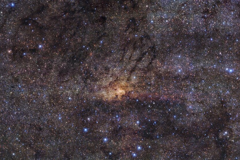L 'immagine della zona centrale della Via Lattea ripresa dal telescopio Vlt (fonte: ESO/Nogueras-Lara et al.) - RIPRODUZIONE RISERVATA