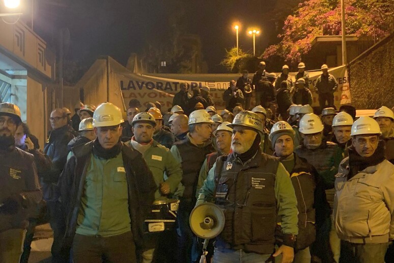 Eurallumina: operai davanti a Villa Devoto - RIPRODUZIONE RISERVATA