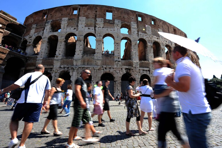 Turisti al Colosseo © ANSA/EPA
