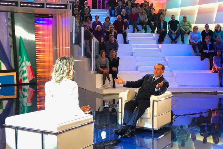 Una foto presa dal profilo Twitter di Silvio Berlusconi, ospite di Pomeriggio5 su Canale 5 - RIPRODUZIONE RISERVATA