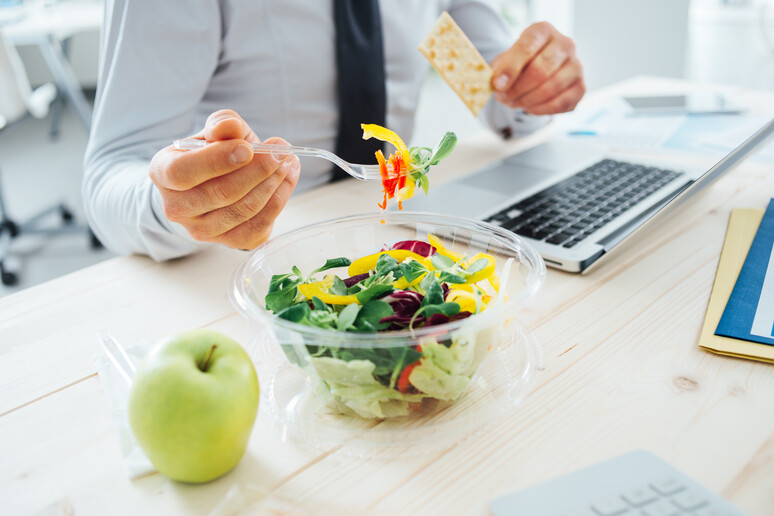Pausa pranzo in ufficio diventa più salutista - RIPRODUZIONE RISERVATA