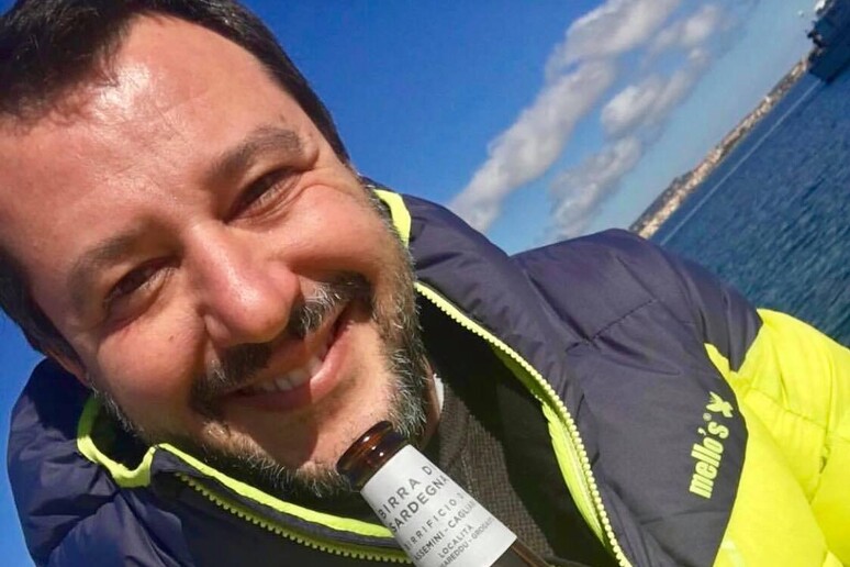 Matteo Salvini alla Maddalena, selfie con la birra in mano - RIPRODUZIONE RISERVATA