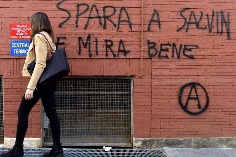 Una scritta sul muro contro il vicepremier Matteo Salvini - RIPRODUZIONE RISERVATA