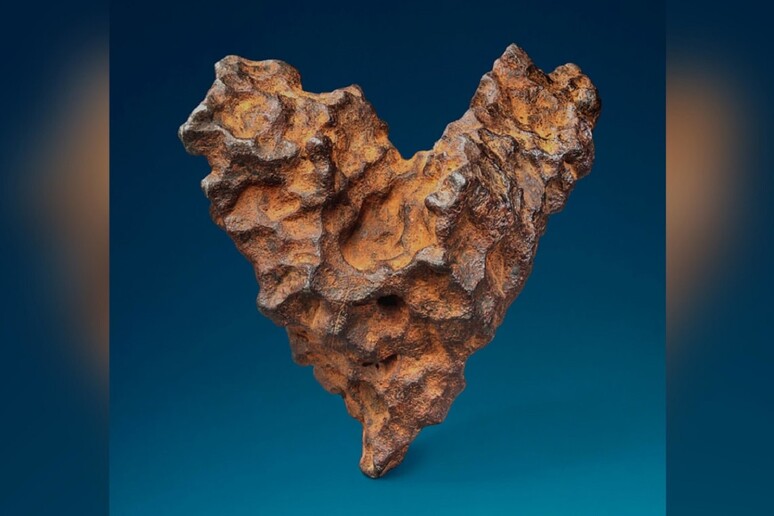 Il meteorite a forma di cuore che Christie 's si prepara a battere all 'asta (fonte: Christie 's) - RIPRODUZIONE RISERVATA