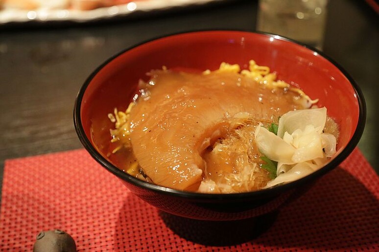 Una ricetta a base di riso e pinne di squalo (fonte: Araisyohei/Wikimedia) - RIPRODUZIONE RISERVATA