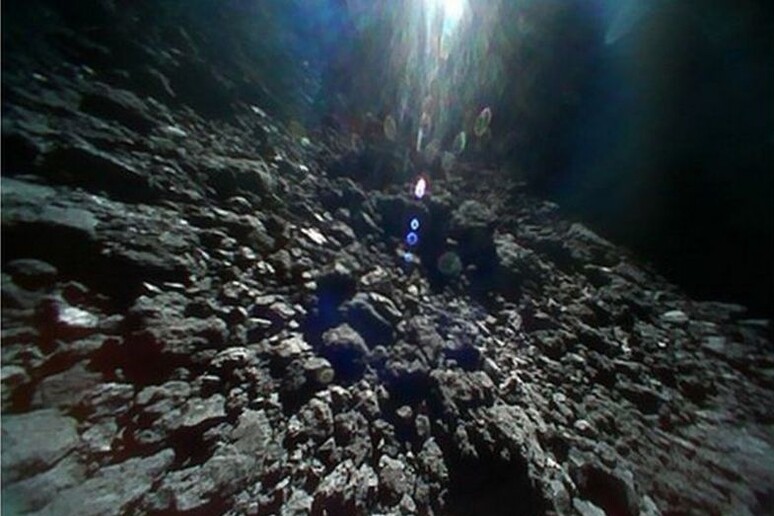 La superficie dell 'asteroide Ryugu (fonte: JAXA) - RIPRODUZIONE RISERVATA