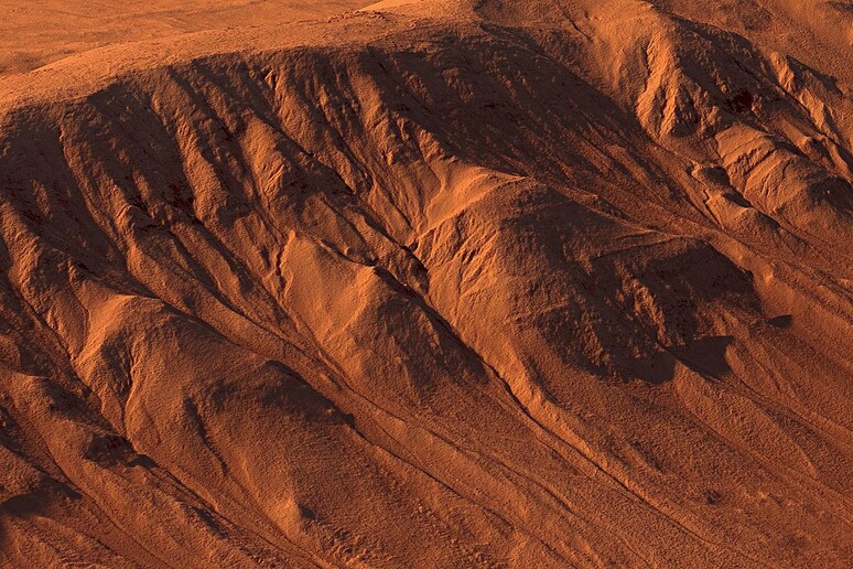 Le scie lasciate da possibili corsi d 'acqua in superficie sul cratere Palikir, nell 'equatore di Marte (fonte: Kevin Gill from Los Angeles, CA, United States) - RIPRODUZIONE RISERVATA