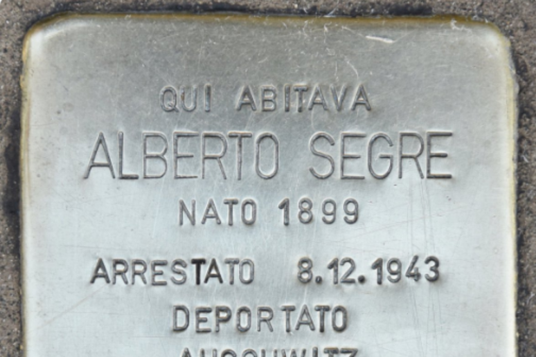 La pietra d 'inciampo dedicata al padre di Liliana Segre postato dalla senatrice su twitter - RIPRODUZIONE RISERVATA