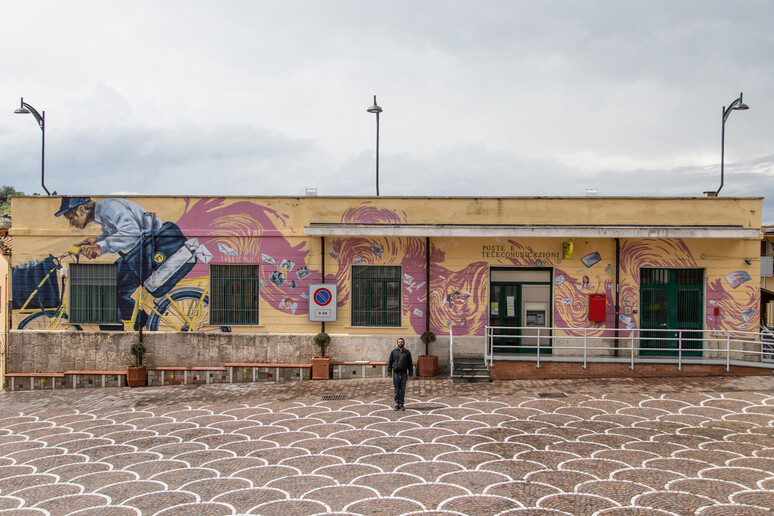 Murales dello street artist Alaniz per l 'ufficio postale di Calitri (Avellino) - RIPRODUZIONE RISERVATA
