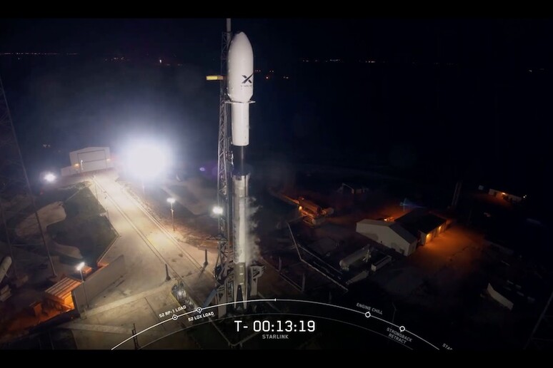 Il razzo Falcon 9 della SpaceX sulla rampa di lancio di Cape Canaveral (fonte: SpaceX) - RIPRODUZIONE RISERVATA