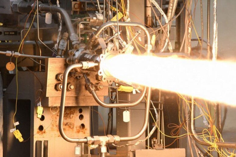 Test della prima canera di combustione di un razzo stampata in 3D (fonte: Virgin Orbit, NASA) - RIPRODUZIONE RISERVATA