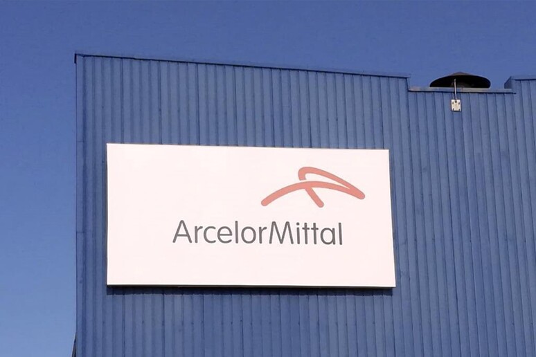 Il logo di ArcelorMittal nello stabilimento siderurgico di Taranto - RIPRODUZIONE RISERVATA