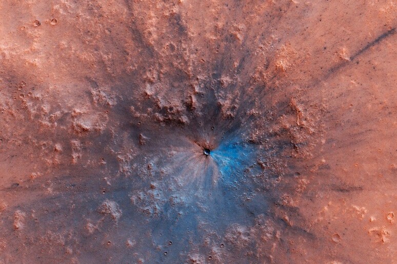 Il nuovo cratere d’impatto su Marte. La parte scura è dovuta a rocce vulcaniche, quella blu a ghiaccio sotto la superficie (fonte: NASA/JPL/University of Arizona) - RIPRODUZIONE RISERVATA