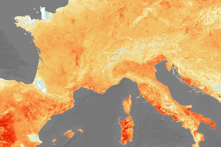 L 'Italia come appare nella mappa realizzata con i dati raccolti dal satellite europeo Sentinel-3  (fonte: ESA, CC BY-SA 3.0 IGO) - RIPRODUZIONE RISERVATA