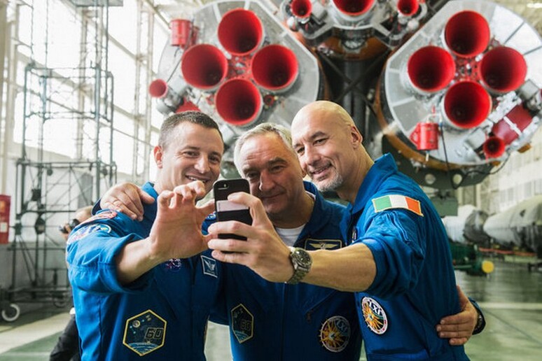 Il selfie che Luca Parmitano ha scattato insieme ai colleghi, con la Soyuz che li porterà sulla Stazione Spaziale. Sa sinistra: Drew Morgan della Nasa,, Alexander Skvortsov della Roscosmos e Parmitano dell 'Esa (fonte: GCTC-A.Shelepin) - RIPRODUZIONE RISERVATA