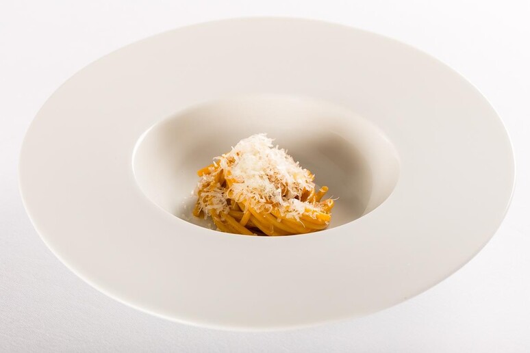Pasta ricci e pecorino dello chef Andrea Antonini, ristorante Imago dell 'Hassler Rome - RIPRODUZIONE RISERVATA