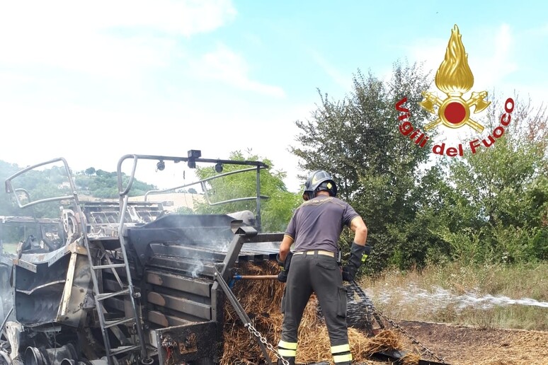 Incendi: fiamme su mezzo agricolo bruciano parte uliveto - RIPRODUZIONE RISERVATA