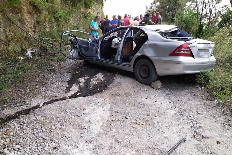 Auto precipita in dirupo a Salerno, quattro feriti gravi - RIPRODUZIONE RISERVATA
