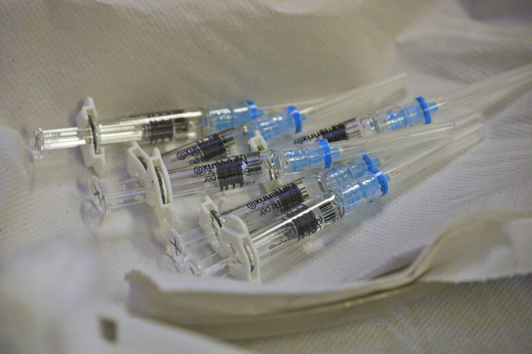 Dosi pronte di vaccini (Archivio) - RIPRODUZIONE RISERVATA