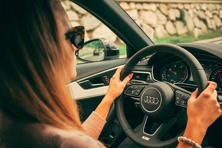 Donne al volante, sono meno pericolose dei guidatori maschi - RIPRODUZIONE RISERVATA