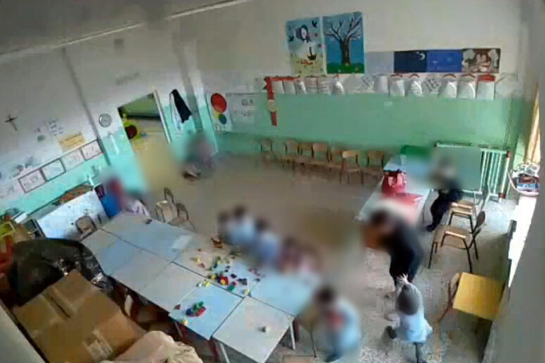 Il fermo immagine di un video della Polizia utilizzato per documentare presunti maltrattamenti in un altro caso - RIPRODUZIONE RISERVATA
