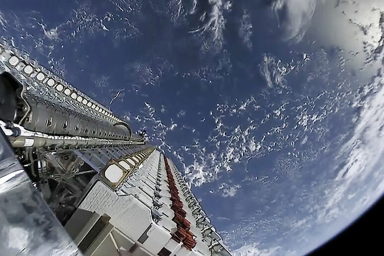 Rappresentazione artistica di uno dei satelliti della costallazione Starlink (fonte: Official SpaceX Photos) - RIPRODUZIONE RISERVATA
