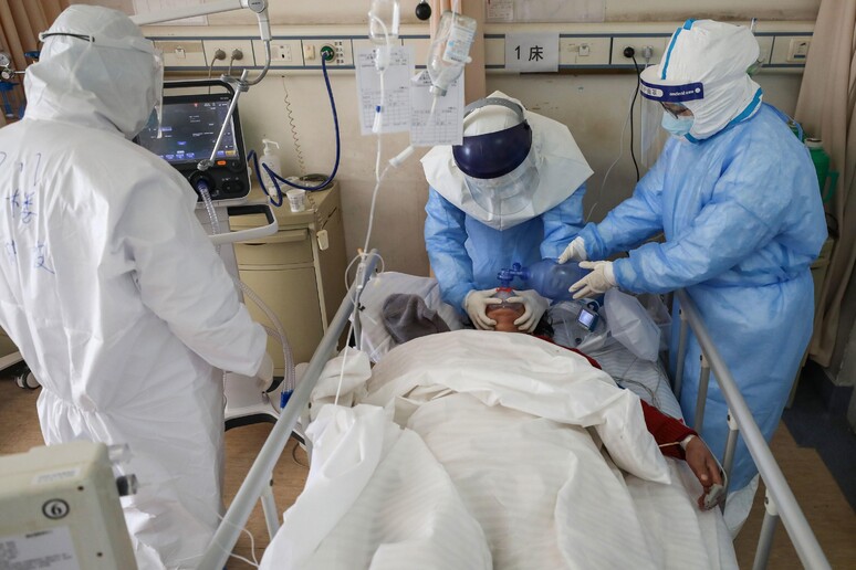 Un paziente a Wuhan curato con il plasma dei guariti © ANSA/AFP