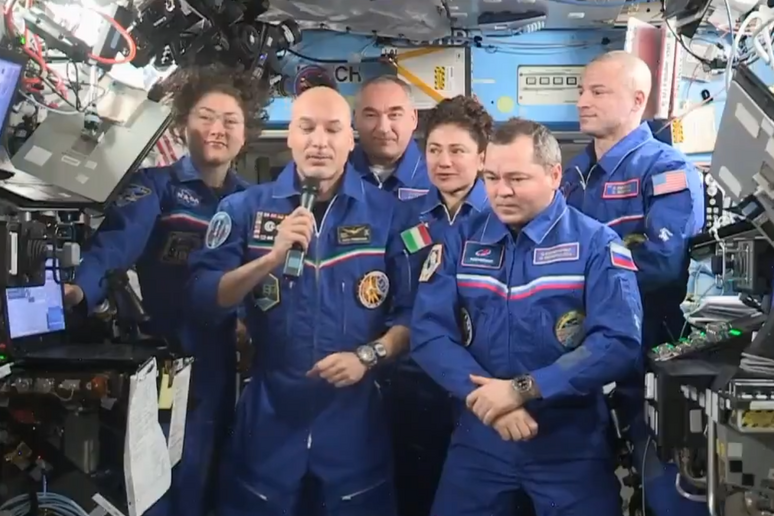 il saluto di Luca Parmitano ai compagni di equipaggio durante il passaggio di consegne (fonte: ESA, NASA, Twitter) - RIPRODUZIONE RISERVATA