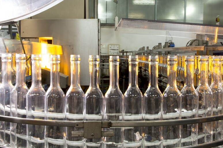 Bottiglie del liquorificio Casoni - RIPRODUZIONE RISERVATA