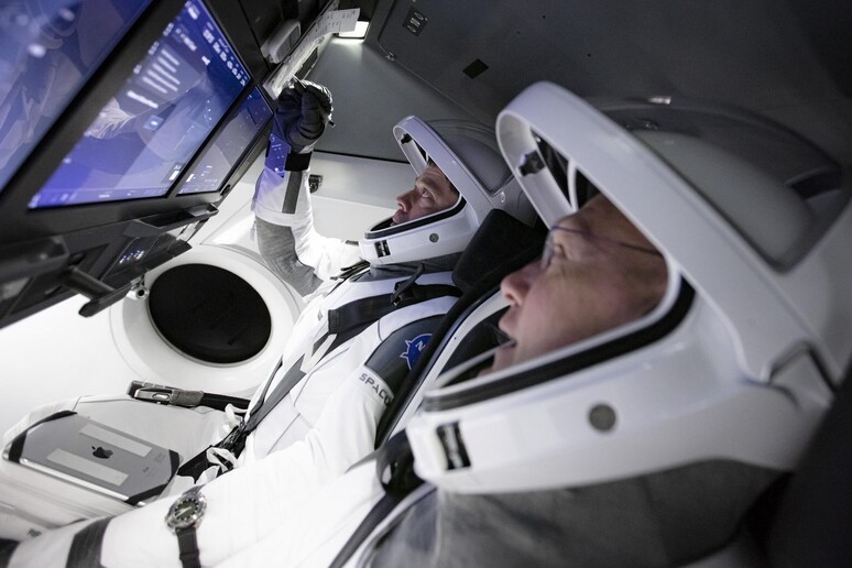 Gli astronauti della NASA Doug Hurley (primo piano) e Bob Behnken (sullo sfondo) in un simulatore di volo SpaceX  (fonte: SpaceX) - RIPRODUZIONE RISERVATA