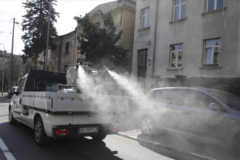 Operazioni di sanificazione a Belgrado © ANSA/EPA