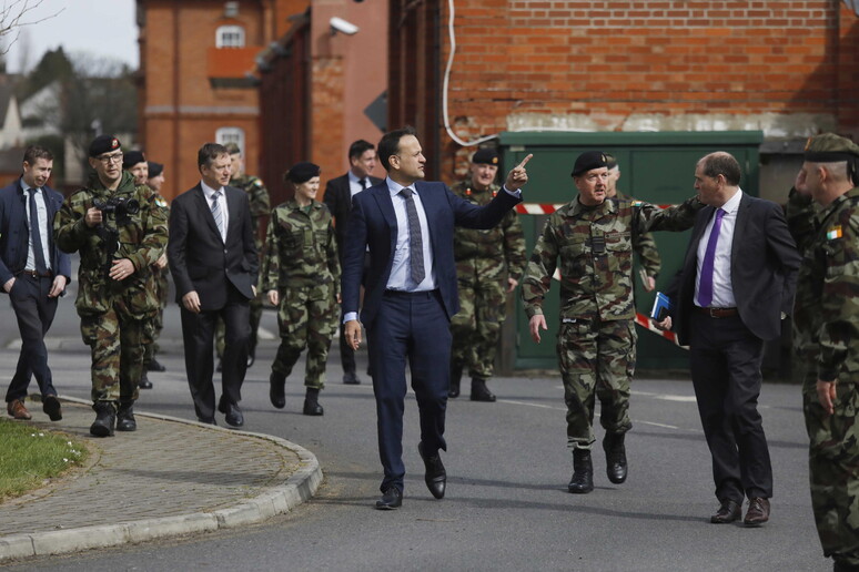 Il primo ministro irlandese con membri della difesa © ANSA/EPA