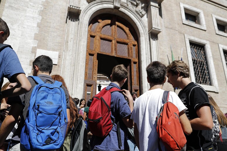 Studenti all 'uscita del liceo Visconti a piazza del Collegio Romano a Roma - RIPRODUZIONE RISERVATA