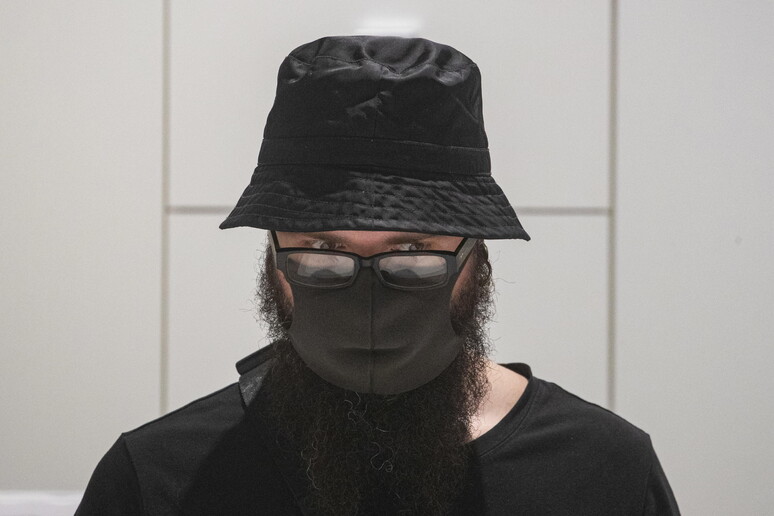 Un uomo con la mascherina in un negozio a Mosca © ANSA/EPA