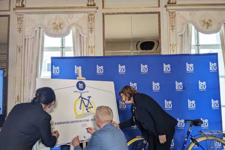 A Bruxelles firmata una dichiarazione a sostegno dell 'uso delle biciclette - RIPRODUZIONE RISERVATA