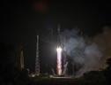 Il lancio della Soyuz che porta in orbita altri due satelliti del sistema europeo Galileo per la navigazione satellitare (fonte: ESA/CNES/Arianespace/Optique Vidéo du CSG - S Martin) (ANSA)