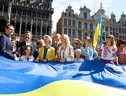 A Bruxelles bandiera ucraina di 30 metri sulla Grand Place (ANSA)